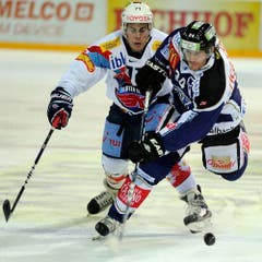 Zugs Duri Camichel (vorne) gegen Klotens Yannick Herren. (Bild: Keystone)