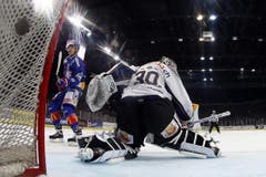 ZSC Lions Stürmer Reto Schäppi, links, versenkt den Penalty zum 3:0 gegen EV Zug Torhüter Jussi Markkanen. (Bild: Keystone)