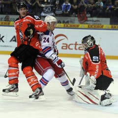 Timo Helbling (links) und Jussi Markkanen räumen vor dem Tor gegen Ryan Callahan auf. (Bild: Keystone)