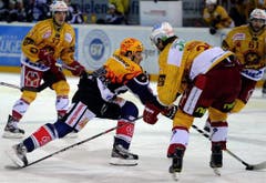 Damien Brunner vom EV Zug, Mitte, gegen Sandro Moggi, links, und Christian Moser von den Tigers. (Bild: Keystone)