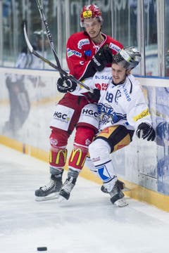 Zugs Nico Dünner (rechts) im Zweikampf mit Tiomn Zuber vom EHC Winterthur. (Bild: Keystone)