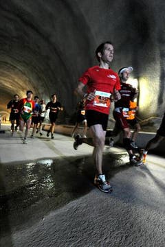 Läufer im Tunnel. (Bild: Eveline Beerkicher/Neue LZ)