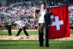 Zwei Schwinger in Startposition. (Bild: Keystone / Jean-Christophe Bott)