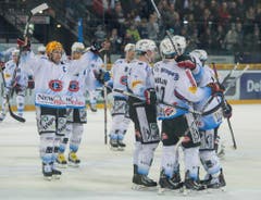 Benny Pluess und seine Mitspieler von Fribourg jubeln. (Bild: Keystone)