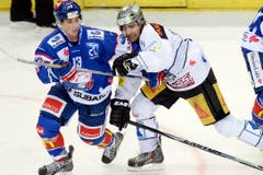 Denis Malgin von den ZSC Lions, links, gegen den Zuger Fabian Schnyder. (Bild: Keystone / Walter Bieri)
