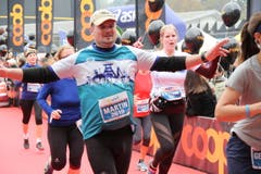 Einige der 10'000 Siegerinnen und Sieger beim Zieleinlauf. (Bild: Ramona Geiger/ Claude Hagen/LZ)