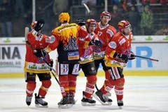 Die Bieler jubeln nach dem 4:3. (Bild: Keystone)