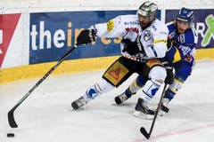 Zugs Robbie Earl (links) wird vom Davoser Perttu Lindgren zurückgehalten. (Bild: Keystone)