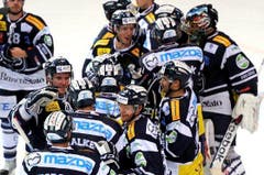 Ambri-Spieler jubeln nach dem Schluss. (Bild: Keystone)