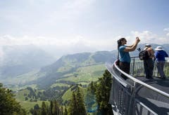 Kugelstösserin Valerie Adams, aus Neuseeland geniesst die Aussicht auf dem Stanserhorn und hält sie fotografisch fest. (Bild: Keystone)