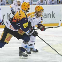 Der Zuger Reto Suri, links, und Benjamin Plüss von Fribourg. (Bild: Keystone)