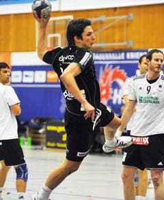 Nicolas Raemy beim Schuss aufs Tor. (Bild: Corinne Glanzmann / Neue LZ)