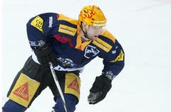 Pierre-Marc Bouchard vom EVZ kontrolliert die Scheibe. (Bild: Urs Flüeler / Keystone)