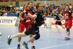 Berns 2 Pelle Larsen (links) gegen Kriens 33 Andraz Podvrsic. (Bild: Roger Zbinden)