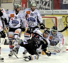 Flavien Conne rutscht aus vor EVZ-Goalie Jussi Markkanen. (Bild: Keystone)
