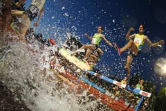 Daniel Huling (rechts) beim 3000m Steeplelauf der Männer am Wassergraben. (Bild: Philipp Schmidli/Neue LZ)