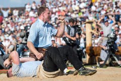 Festsieger Matthias Sempach freut sich über den Sieg im Schlussgang gegen Philipp Laimbacher. (Bild: Keystone)