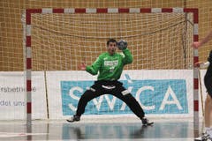 HC Kriens-Luzern Torhüter Roman Schelbert hält einen Penalty. (Bild: Roger Zbinden/Neue LZ)