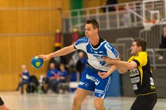 Peter Schramm vom HC Kriens-Luzern (links) gegen Jonas Affentranger von Lakers Stäfa. (Bild: Roger Grütter / Neue LZ)