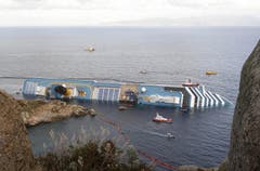 Schiffe sichern den Unfallort. (Bild: Keystone / EPA)