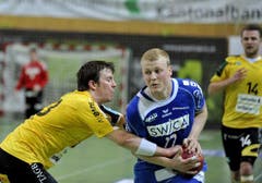 Der St. Galler David Parolo, links, im Kampf mit dem Luzerner Sven Hess. (Bild: Keystone / Regina Kühne)