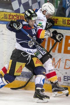 Der Zuger Stürmer Nicolas Thibaudeau (links) im Zweikampf gegen den Bieler Verteidiger Marco Maurer. (Bild: Alexandra Wey / Keystone)