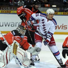 Ruslan Fedotenko wird eng bewacht von Andy Wozniewski. (Bild: Keystone)