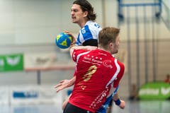 Der Krienser Luca Spengler gegen Julian Krieg von Pfadi. (Bild: Roger Grütter)