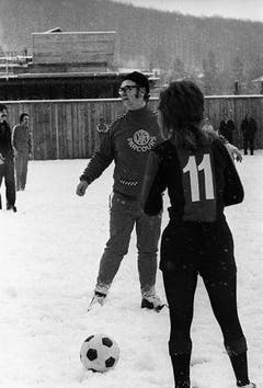 Der Schweizer Schauspieler leitet 1972 als Schiedsrichter ein Fussballspiel im Schnee. (Bild: Keystone / Str.)