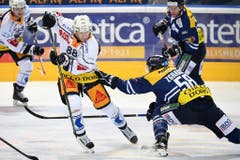 Zugs Sven Senteler (links) schmuggelt sich Ambris Jesse Zgraggen vorbei. (Bild: Keystone / Gabriele Putzu)