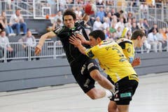 Nicolas Raemy beim Abschlussversuch gegen den St. Galler Filip Pendic. (Bild: Philipp Schmidli/Neue LZ)