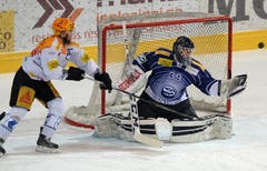 Zugs Pierre-Marc Bouchard (lnks) im Duell gegen Ambri-Torhüter Sandro Zurkirchen. (Bild: Keystone / Samuel Golay)