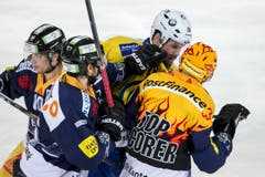 Der Zuger Stuermer Dominic Lammer, links, der Zuger Verteidiger Robin Grossmann, 2. von links, und der Zuger Stuermer Pierre-Marc Bouchard, rechts. (Bild: Keystone)