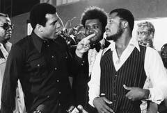 Muhammad Ali (links), Sportpromoter Don King (Mitte) und Boxer Joe Frazier 1975 in New York. (Bild: Keystone)