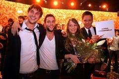 Jubel mit Moderator Sven Epiney (rechts) bei der Basler Sängerin Anna Rossinelli und ihren bandmitgliedern Georg Dillier (links) und Manuel Meisel. (Bild: André Häfliger)