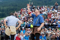 Der Berner Thomas Zaugg, rechts, verabschiedet sich beim Publikum nach seinem Sieg über den Innerschweizer Remo Betschart. (Bild: kEYSTONE / ALESSANDRO DELLA VALLE)