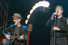 Am 1. Mai 2011 spielte er in Rom, zusammen mit seinem Landsmann Francesco De Gregori, mit dem er schon vor 30 Jahren gemeinsame Konzerte gegeben hatte. (Bild: Keystoen / F. Campana)