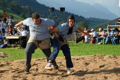 Kampf der Jungen: Nando Durrer, Alpnach (rechts) gegen Kilian Wild, Siebnen. (Bild: Robert Hess (Neue OZ))