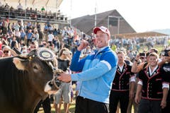 Festsieger Matthias Sempach mit Muni Wilson. (Bild: Keystone)