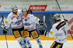Fabian Schnyder, Lino Martschini und Tim Ramholt, von links, bejubeln das 1:0 des EVZ. (Bild: Keystone Samuel Golay)