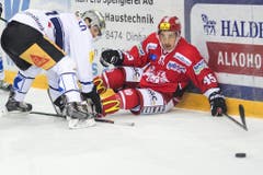 Zugs Josh Holden (links) gegen Jorden Gähler. (Bild: Keystone)
