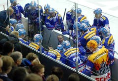 Kloten-Trainer Felix Hollenstein nimmt ein Timeout nach einem Zuger Treffer. (Bild: Keystone)