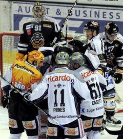 Die Zuger feiern das 3:0. (Bild: Keystone/Karl Mathis)