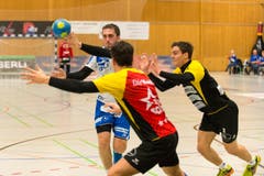 HCK-Spieler Boris Stankovic spielt einen Pass, während die Spieler aus Stäfa zu spät kommen. (Bild: Roger Grütter / Neue LZ)