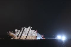 Das Luxus-Kreuzfahrtschiff am Samstagabend an der Unglücksstelle. (Bild: Keystone)