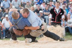 Sven Schurtenberger, rechts, gewinnt den Ersatz-Schlussgang gegen Joel Wicki, links, welcher sich in diesem Kampf schwer verletzt. (Bild: URS FLUEELER)