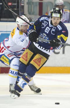 Klotens Michael Liniger, links, gegen Corsin Casutt vom EVZ. (Bild: Keystone)