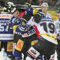 Alessandro Chiesa vom EV Zug rauft sich mit dem Berner Geoff Kinrade. (Bild: Keystone)