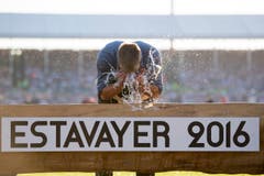 Ein Schwinger kühlt sich am Brunnen ab im 1. Gang am Eidgenoessischen Schwing- und Aelplerfest (ESAF) Estavayer 2016. (Bild: URS FLUEELER)