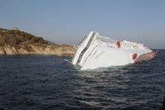 Das Luxuskreuzfahrtschiff vor der Küste der kleinen Toskana-Insel Giglio. Rund 4200 Menschen mussten nach der Havarie evakuiert werden. (Bild: Keystone / AP)